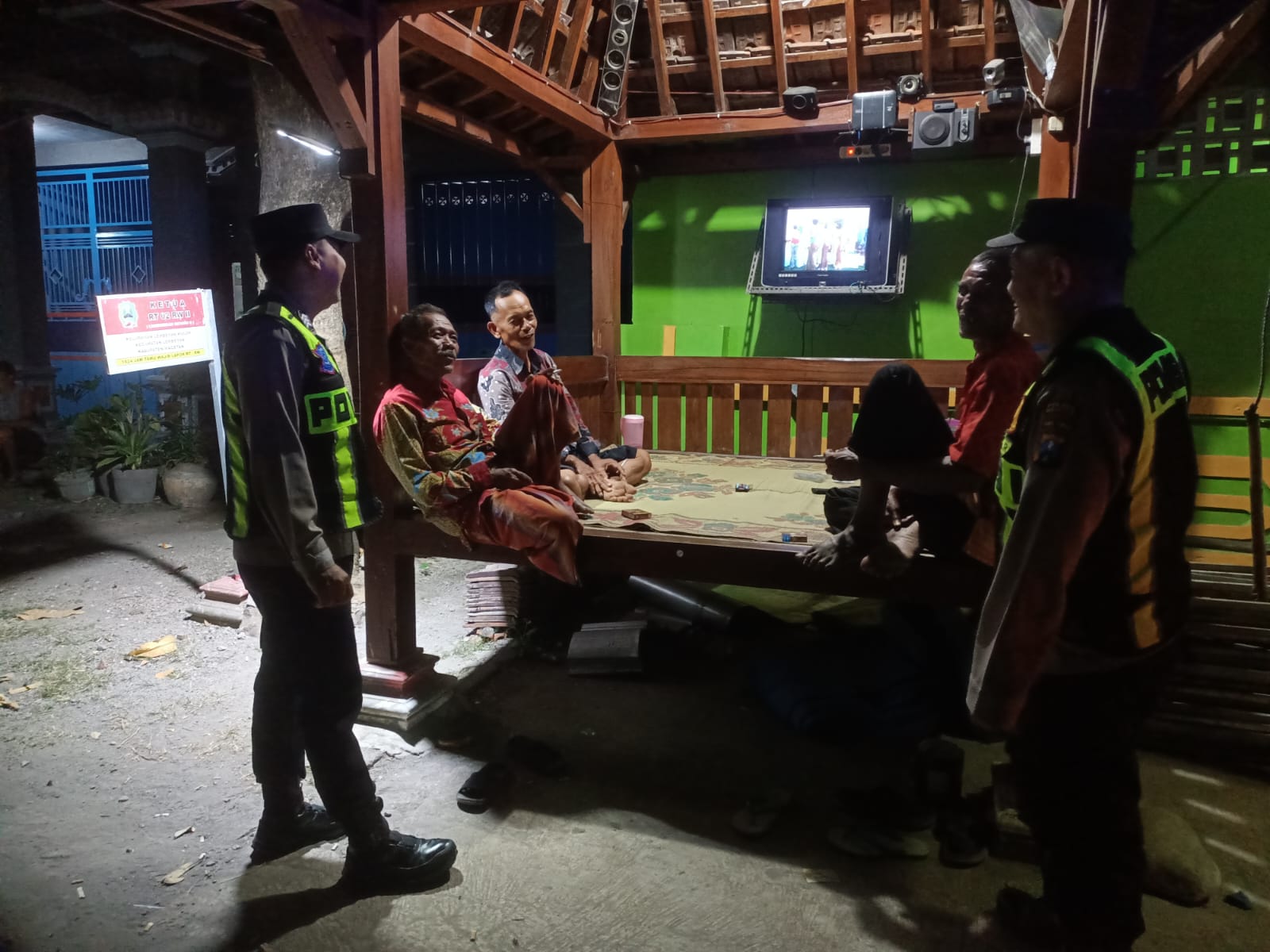 Personil Polsek Lembeyan laksanakan patroli dialogis guna binluh Kamtibmas kepada masyarakat di poskamling tingkatkan kewaspadaan cegah aksi kriminalitas