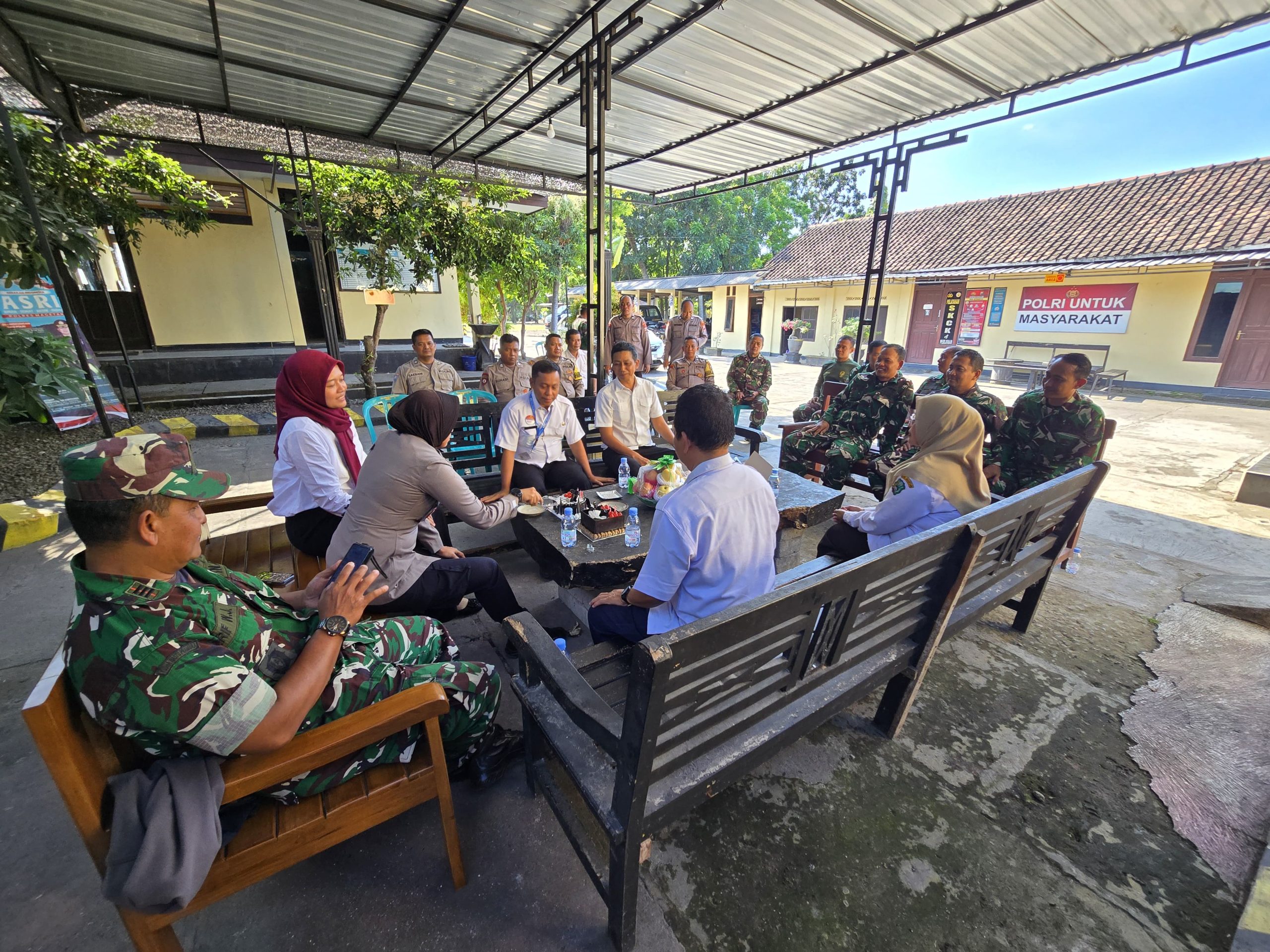 Kapolsek Maospati Terima Ucapan HUT Bhayangkara ke-80, Perkuat Sinergitas Lintas Instansi Demi Pelayanan Terbaik kepada Masyarakat