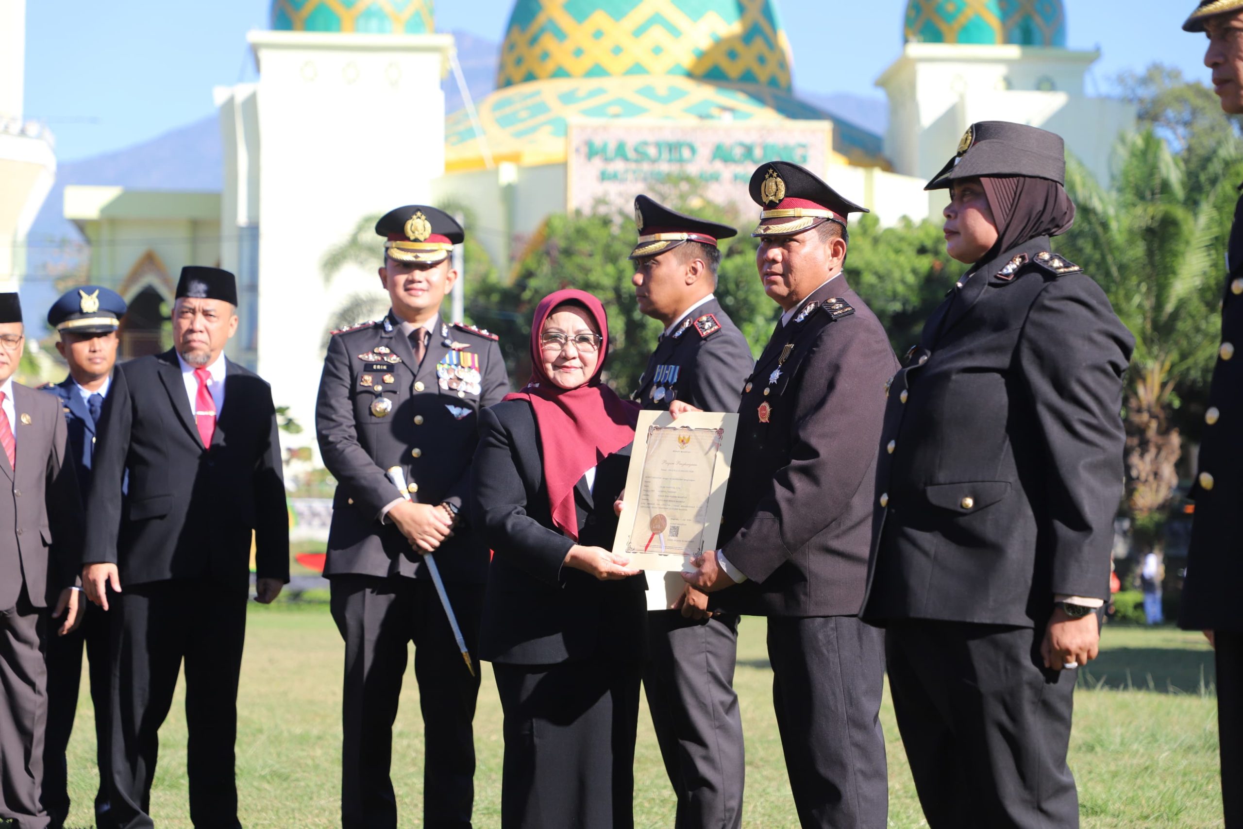 Hari Bhayangkara ke-80, Bupati Magetan Ganjar Personel Polres Piagam Penghargaan atas Pengabdian Menjaga Kamtibmas