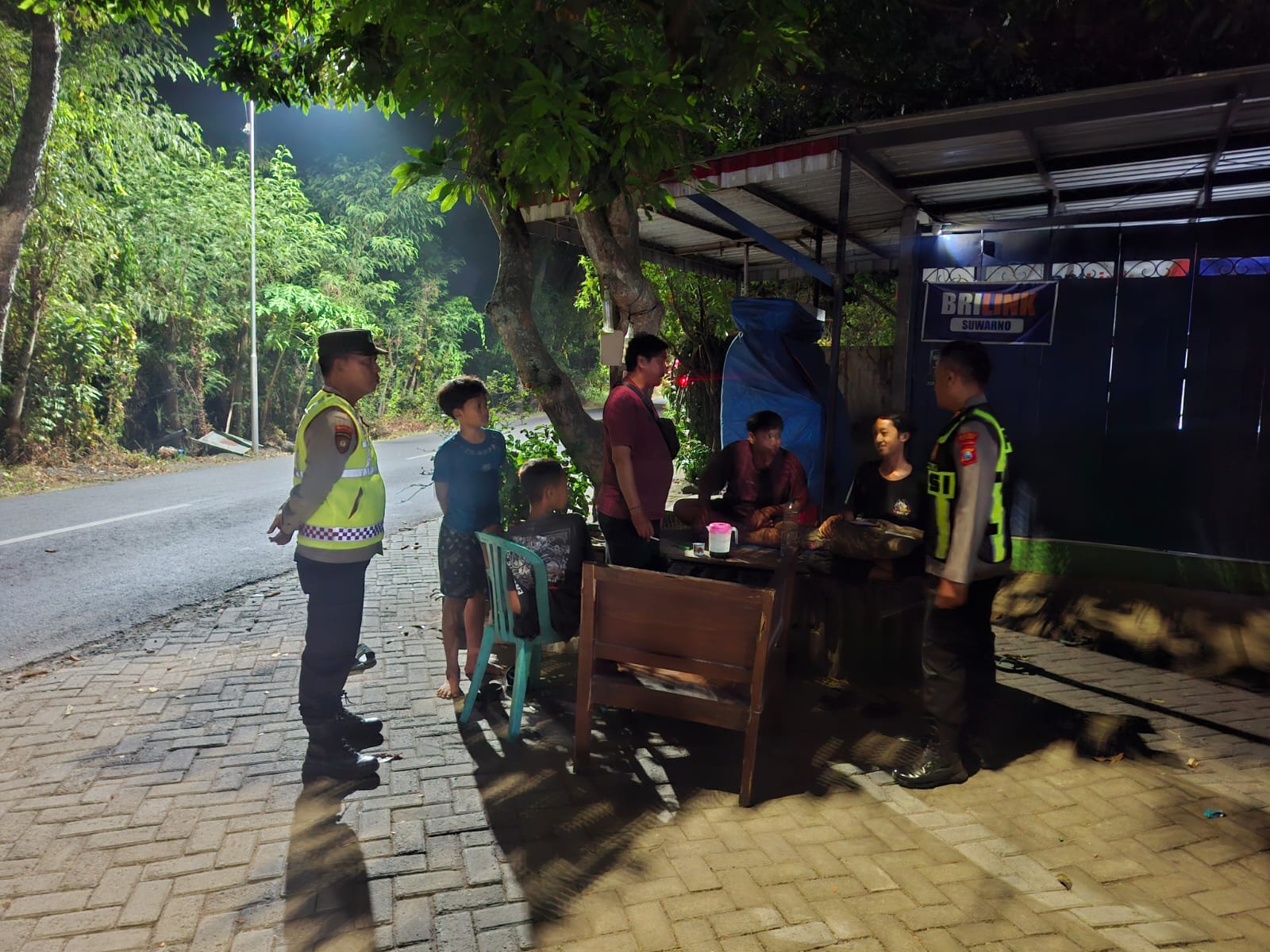 Kapolsek Kartoharjo Patroli Dialogis Bersama Warga Desa Bayemtaman, Ajak Jaga Kerukunan dan Kamtibmas