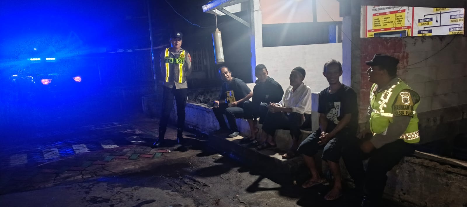 Antisipasi gangguan Kamtibmas, Personil Polsek Plaosan Sambang ke Pos Kamling guna berikan himbauan warga