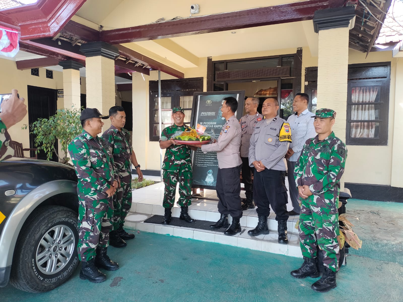 Danramil Lembeyan beserta anggota koramil memberikan ucapan selamat hari Bhayangkara ke - 80 tahun 2026 kepada Personil Polsek Lembeyan Polres Magetan