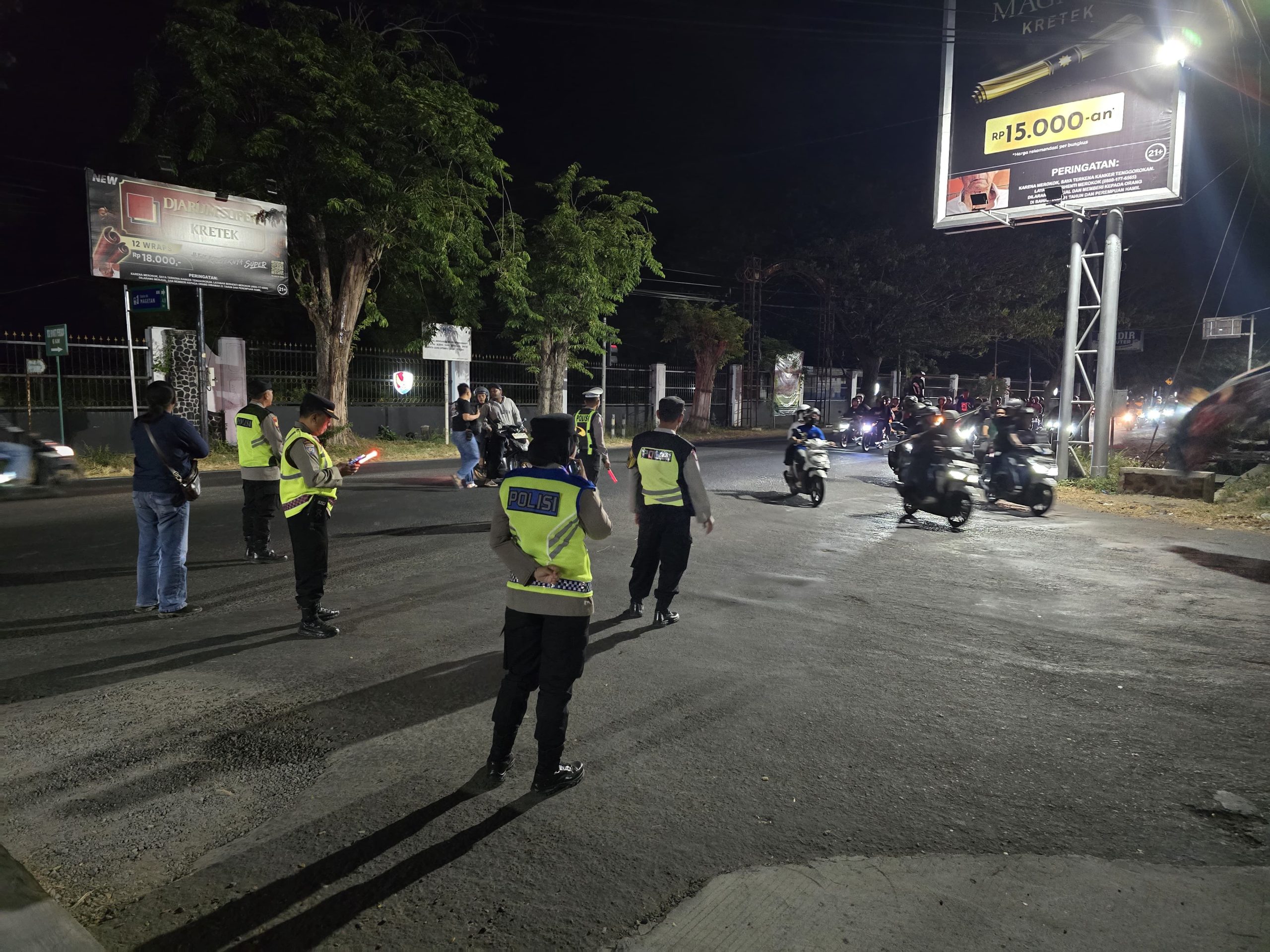 Kapolsek Maospati Pimpin Pengamanan Jalur Kepulangan Simpatisan Warga PSHT dan Penggembira