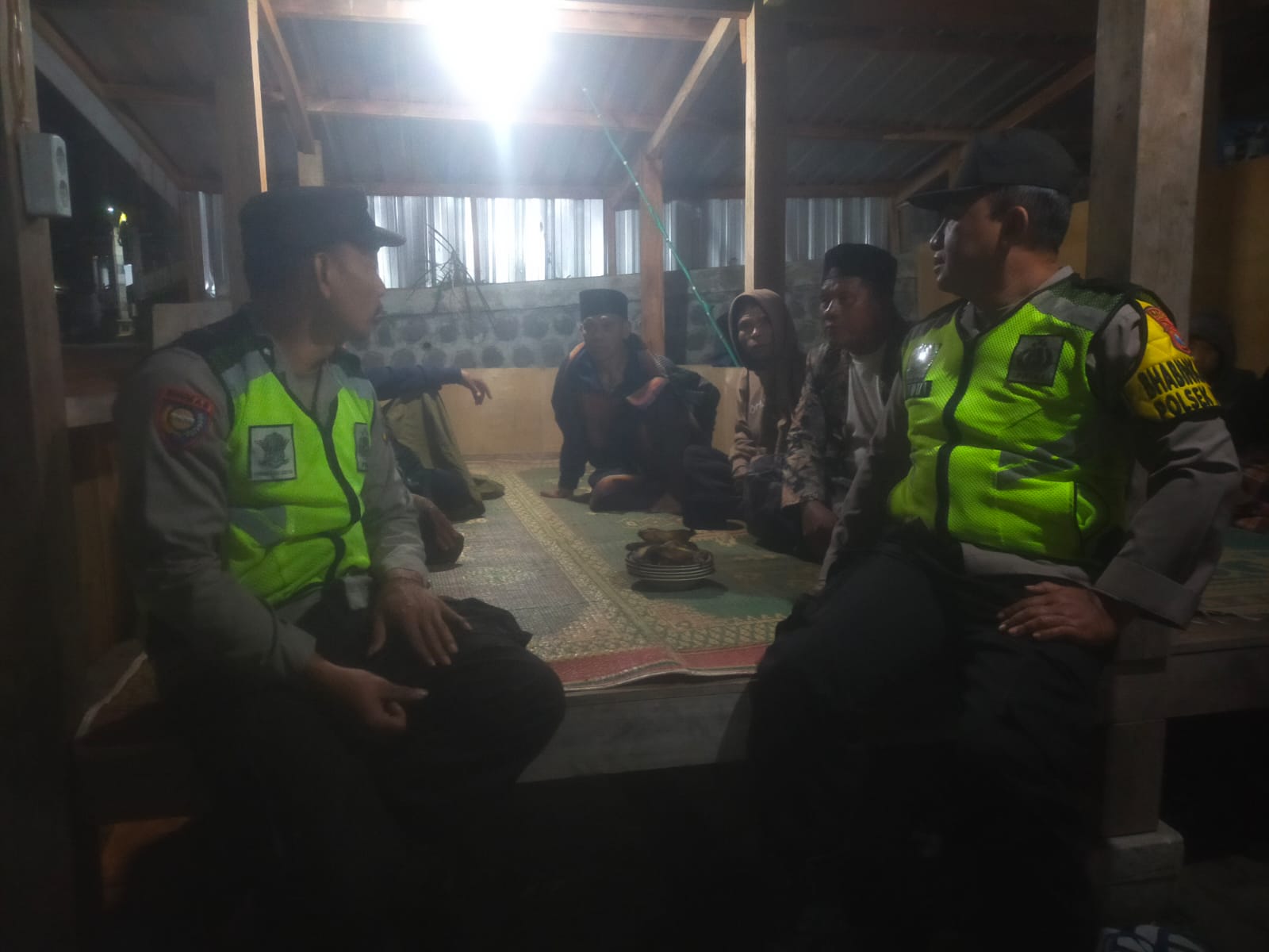 Antisipasi gangguan Kamtibmas, Personil Polsek Plaosan Sambang ke Pos Kamling guna berikan himbauan Masyarakat