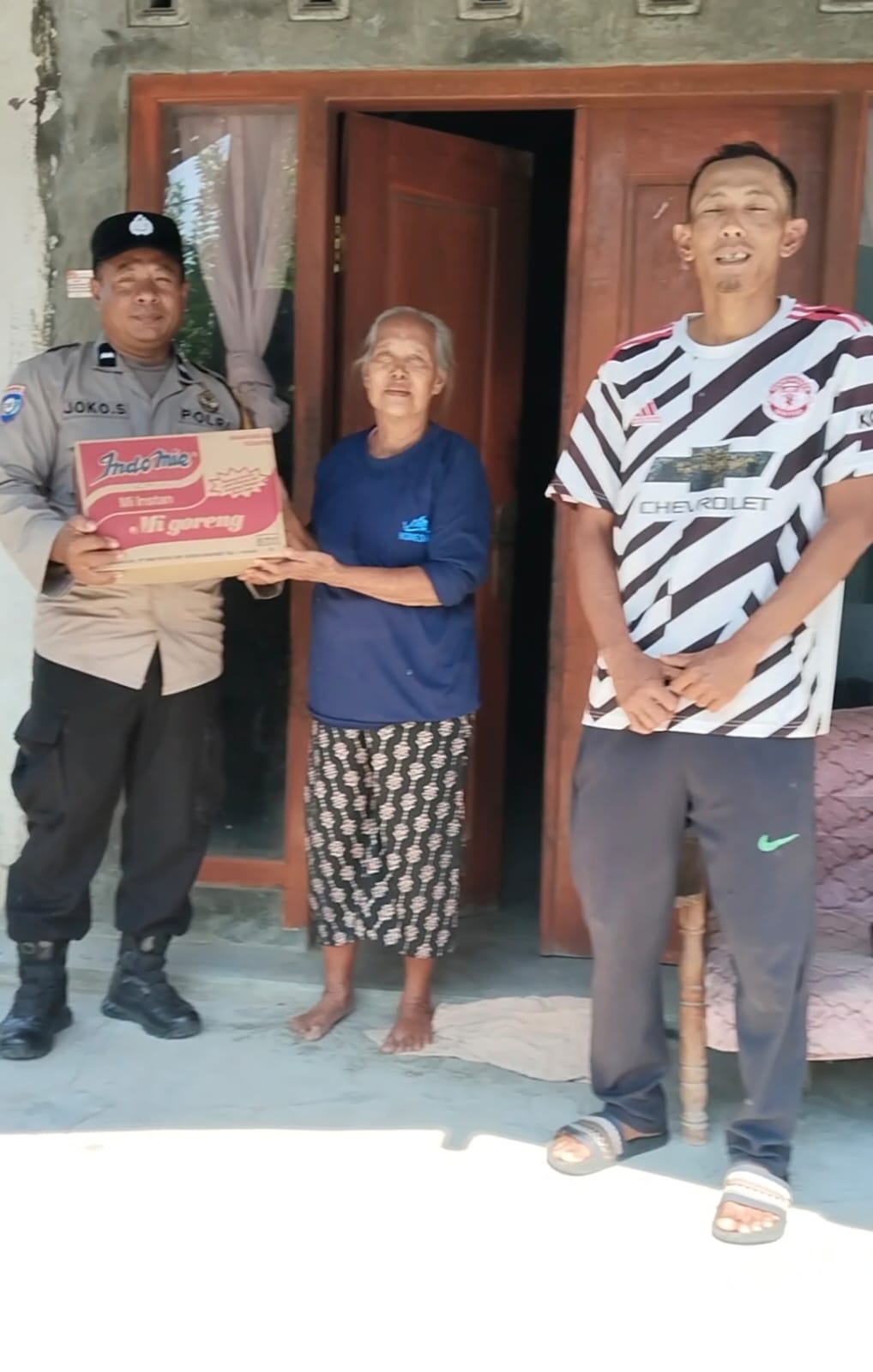 Jumat Berkah, Polsek Nguntoronadi Tebar Kepedulian Melalui Program Jumat Berbagi di Desa Sukowidi