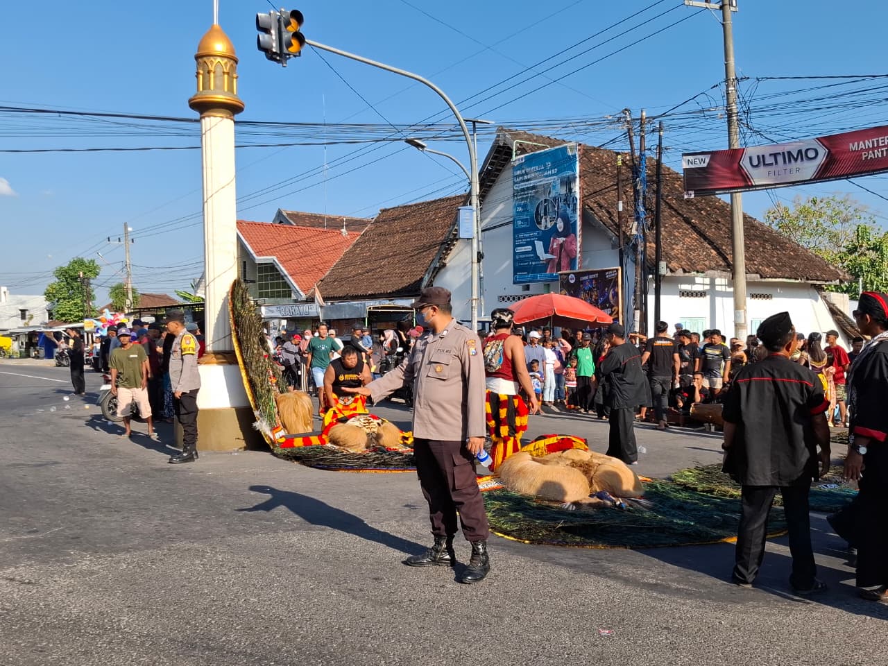 Personil Polsek Lembeyan laksanakan pengamanan dan pengaturan lalu lintas kegiatan pagelaran reog dalam rangka Bersih Desa Lembeyan Wetan Kecamatan Lembeyan