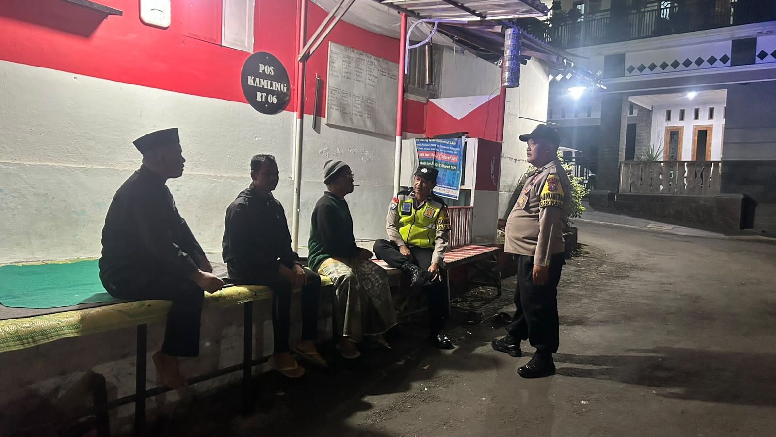 Antisipasi gangguan Kamtibmas, Personil Polsek Plaosan Sambang Pos Kamling guna berikan himbauan Masyarakat
