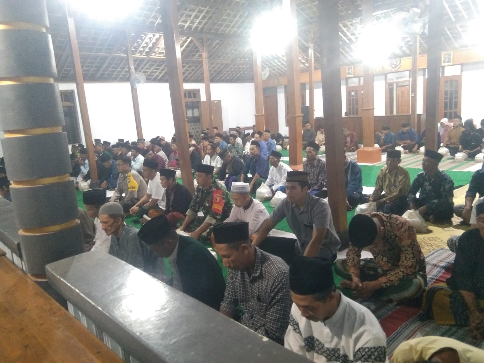 Bhabinkamtibmas Desa Krowe Polsek Lembeyan menghadiri kegiatan do'a bersama dan santunan anak yatim oleh Pemerintah Desa Krowe Kecamatan Lembeyan