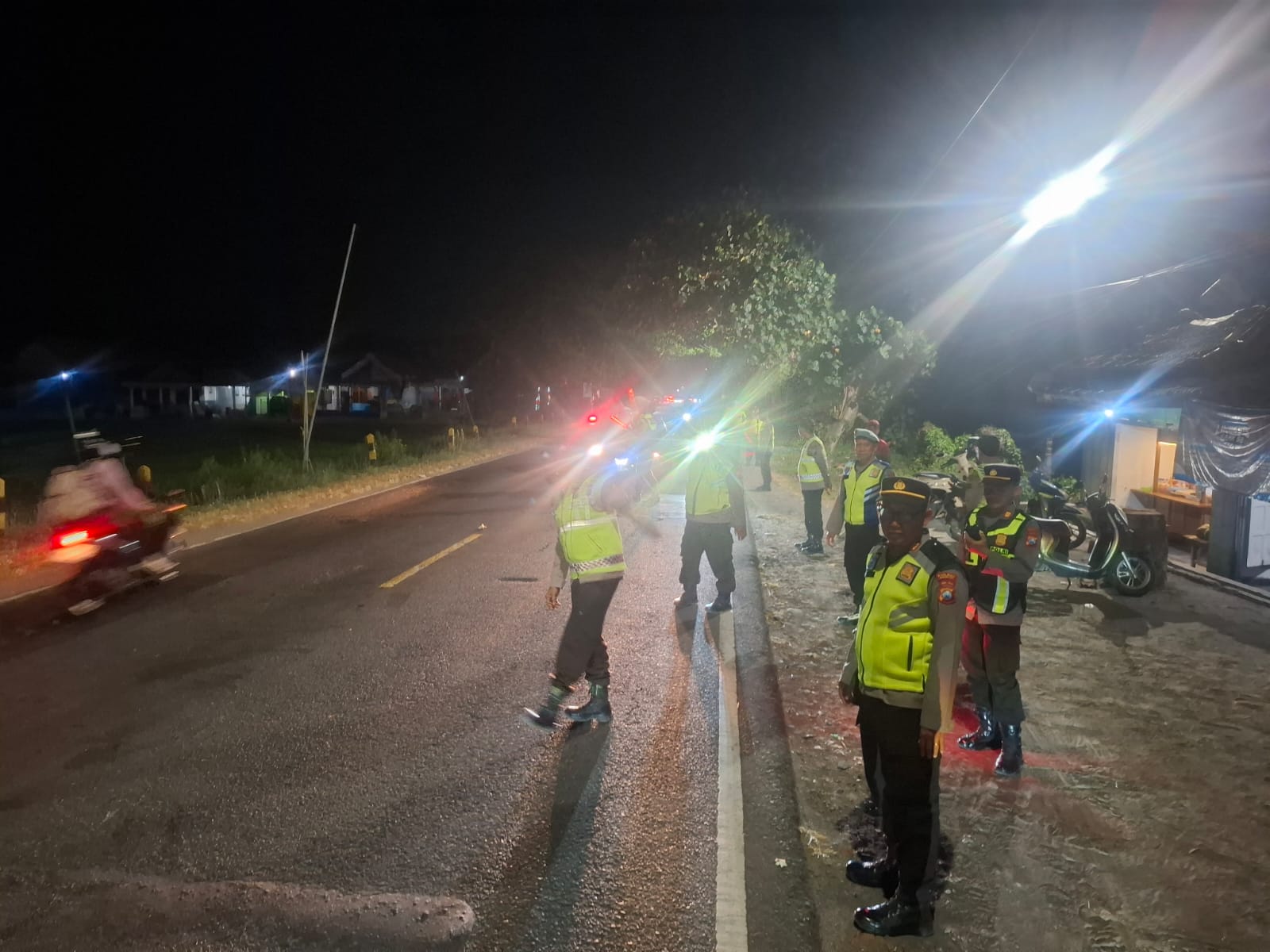 Kapolsek Kartoharjo Pimpin Pengamanan dan Penyekatan di Simpang Tiga Bayemtaman, Antisipasi Gangguan Kamtibmas