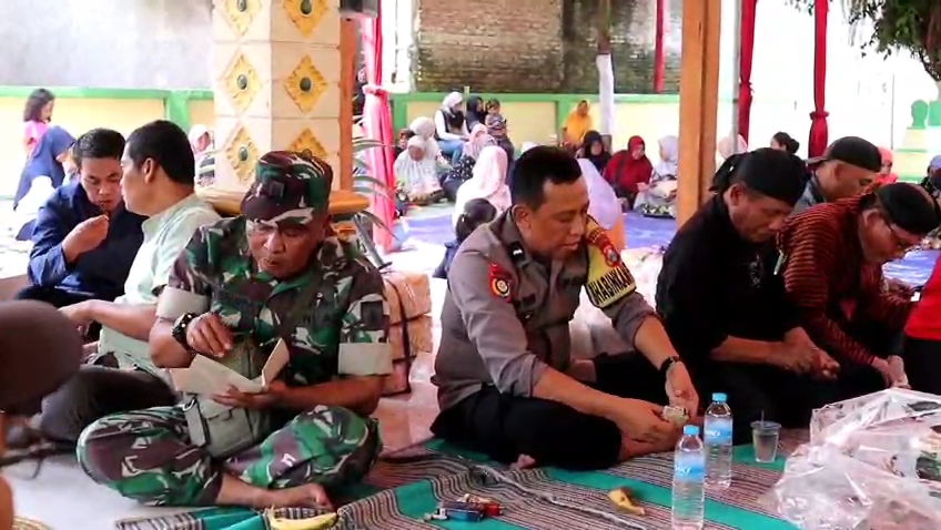 Bhabinkamtibmas Desa Klagen Gambiran Hadiri Panen Raya Komoditas Brambang BUMDes Gambir Sawit