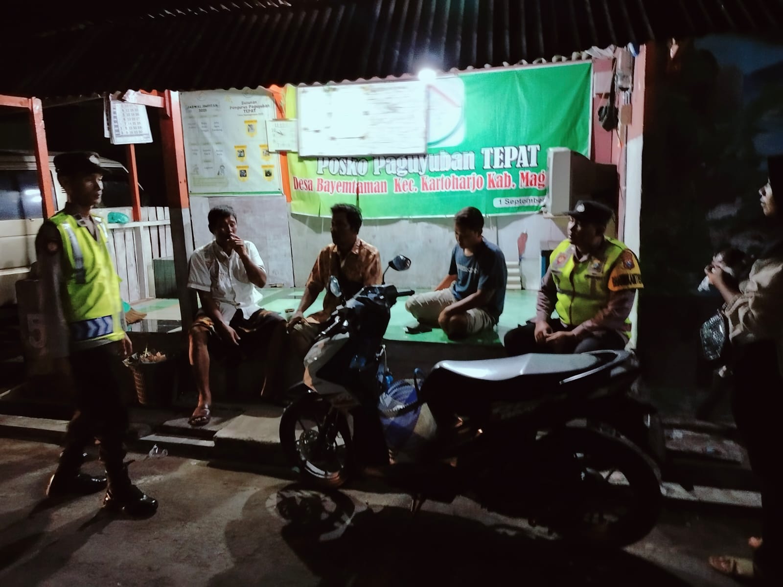 Polsek Kartoharjo Patroli Dialogis di Poskamling Bayemtaman, Ajak Warga Tingkatkan Kewaspadaan Kamtibmas