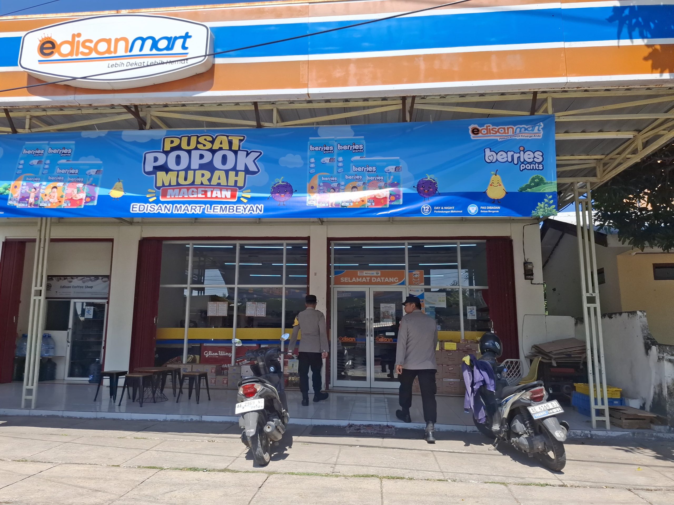 cegah tindak kriminalitas di pusat perbelanjaan dan pertokoan personil Polsek Lembeyan laksanakan patroli kewilayahan dengan sasaran toserba Edisan Mart Lembeyan