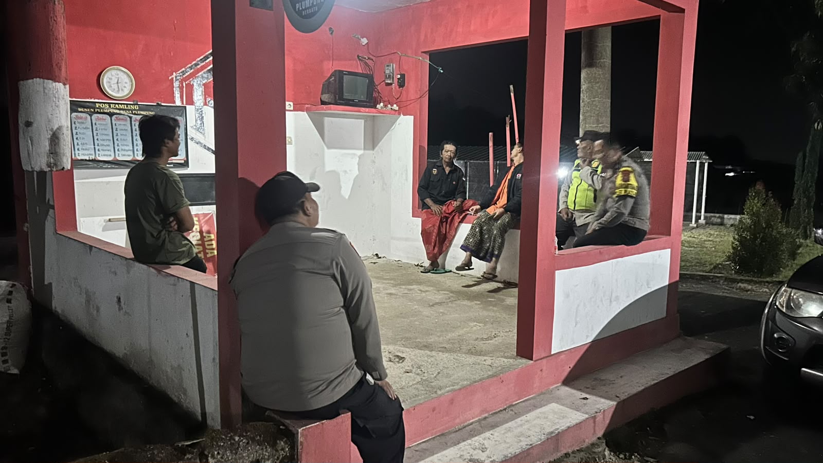 Antisipasi gangguan Kamtibmas, Personil Polsek Plaosan Sambang Pos Kamling berikan himbauan Warga