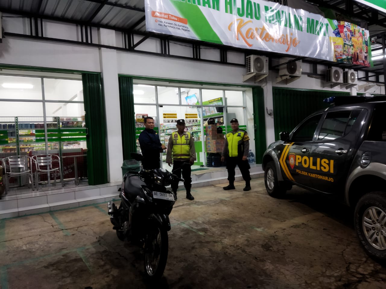 Patroli Dialogis Polsek Kartoharjo Ajak Security LahanHijauMart Tingkatkan Kewaspadaan Demi Harkamtibmas Kondusif