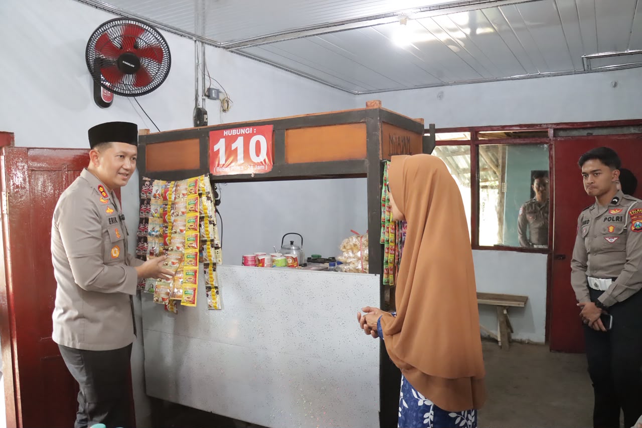 Tak Sekadar Menjaga Kamtibmas, Polres Magetan Bantu Renovasi Warung Warga
