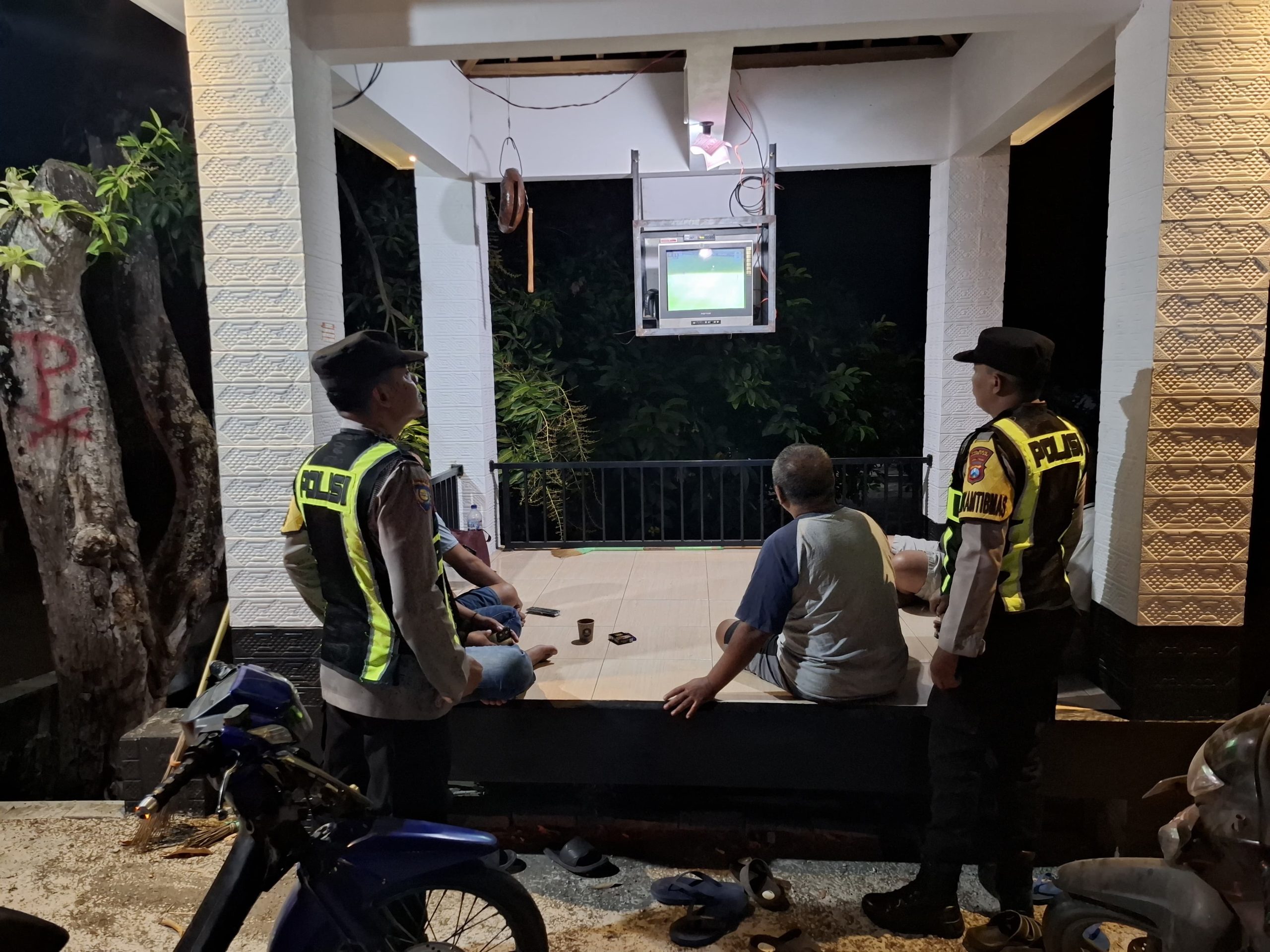 dialogis dengan masyarakat di poskamling Personil Polsek Lembeyan berikan himbauan Kamtibmas ajak masyarakat bersama - sama jaga keamanan