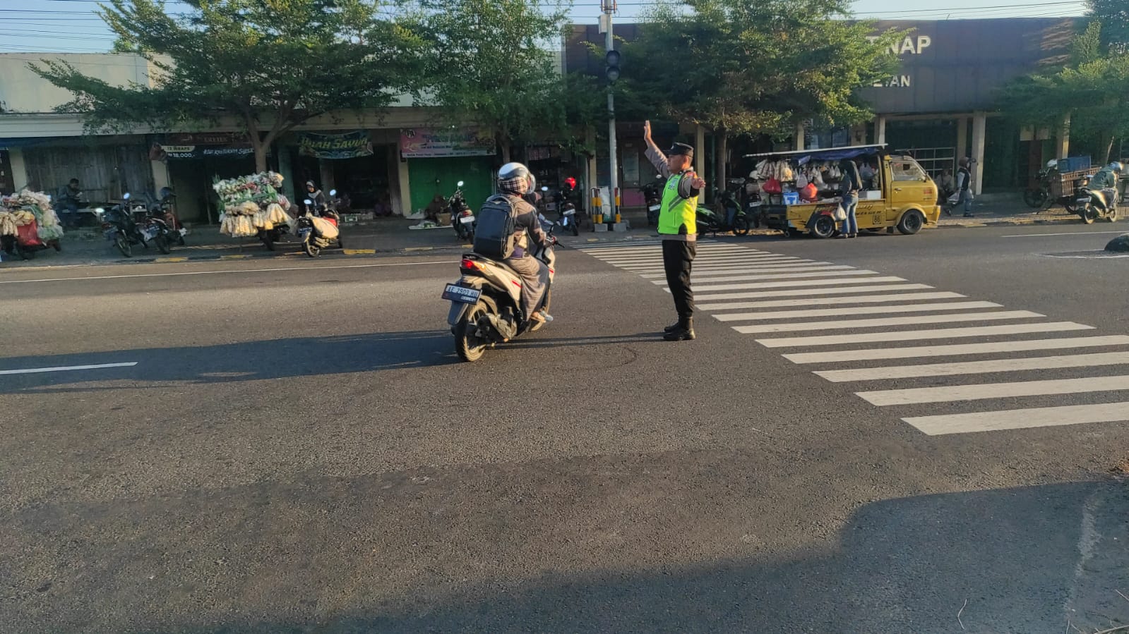 Anggota Polsek Sukomoro Laksanakan Pengamanan Rawan Pagi Demi Kelancaran Aktivitas Masyarakat