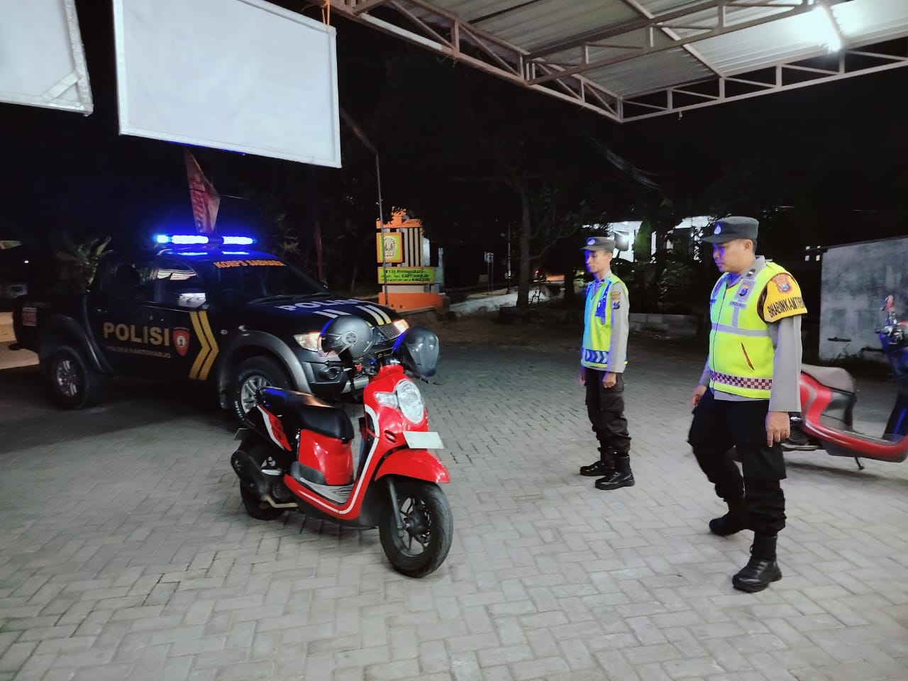 Patroli Polsek Kartoharjo Sasar Pertokoan di Jalur Perbatasan Magetan-Ngawi, Antisipasi Gangguan Kamtibmas