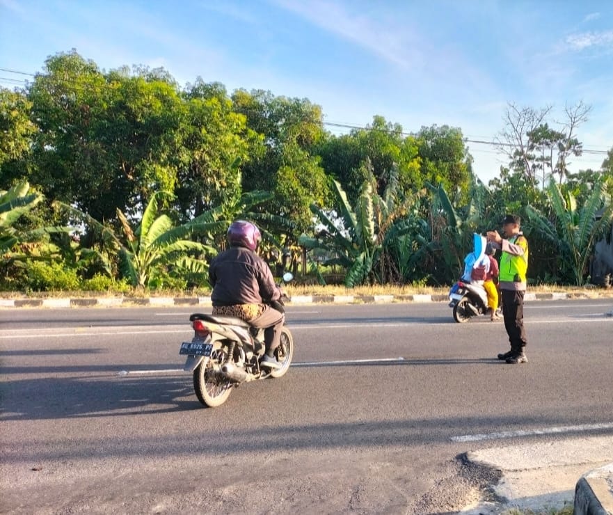 Polsek Sukomoro Laksanakan Pengamanan Rawan Pagi Demi Kelancaran Aktivitas Masyarakat