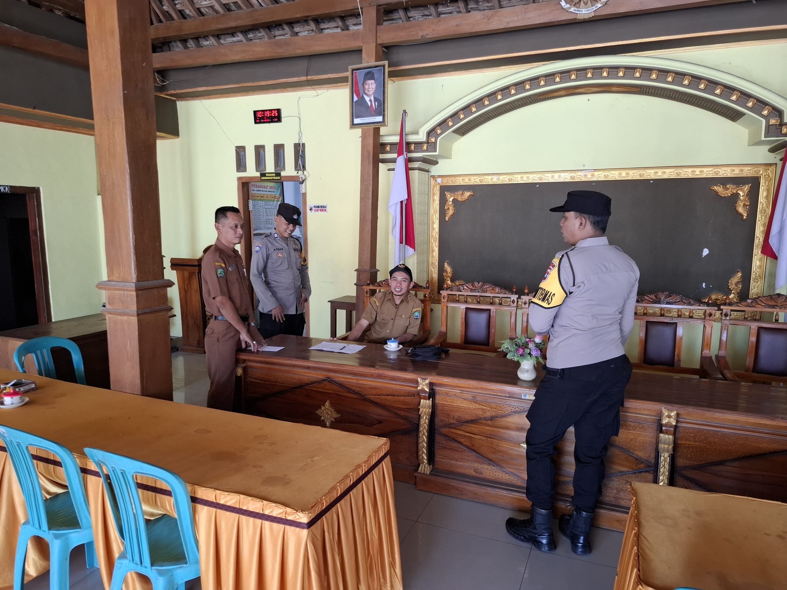 tingkatkan sinergitas perpolisian masyarakat personil Polsek Lembeyan laksanakan patroli dialogis guna binluh Kamtibmas dengan perangkat Desa Tapen Kecamatan Lembeyan