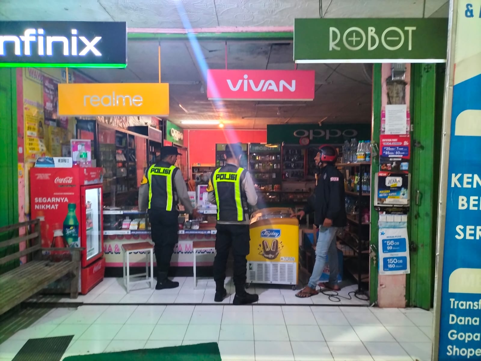 cegah aksi kriminalitas di kawasan pertokoan personil polsek lembeyan laksanakan sambang dan patroli dialogis terhadap pemilik pertokoan hp berikan himbauan kamtibmas
