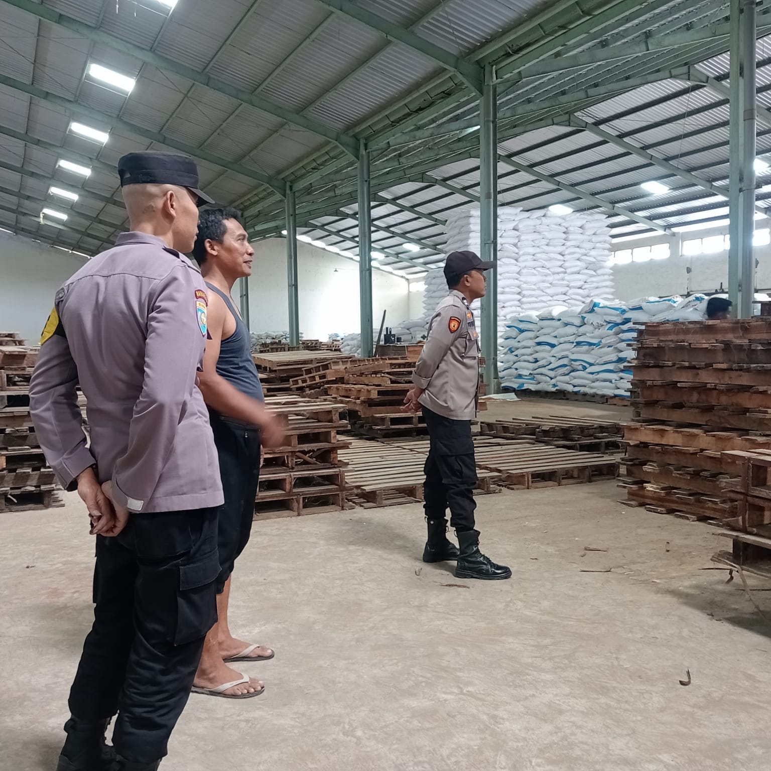 Personel Polsek Maospati Laksanakan Patroli Dialogis di Gudang Pupuk, Sampaikan Pesan Kamtibmas