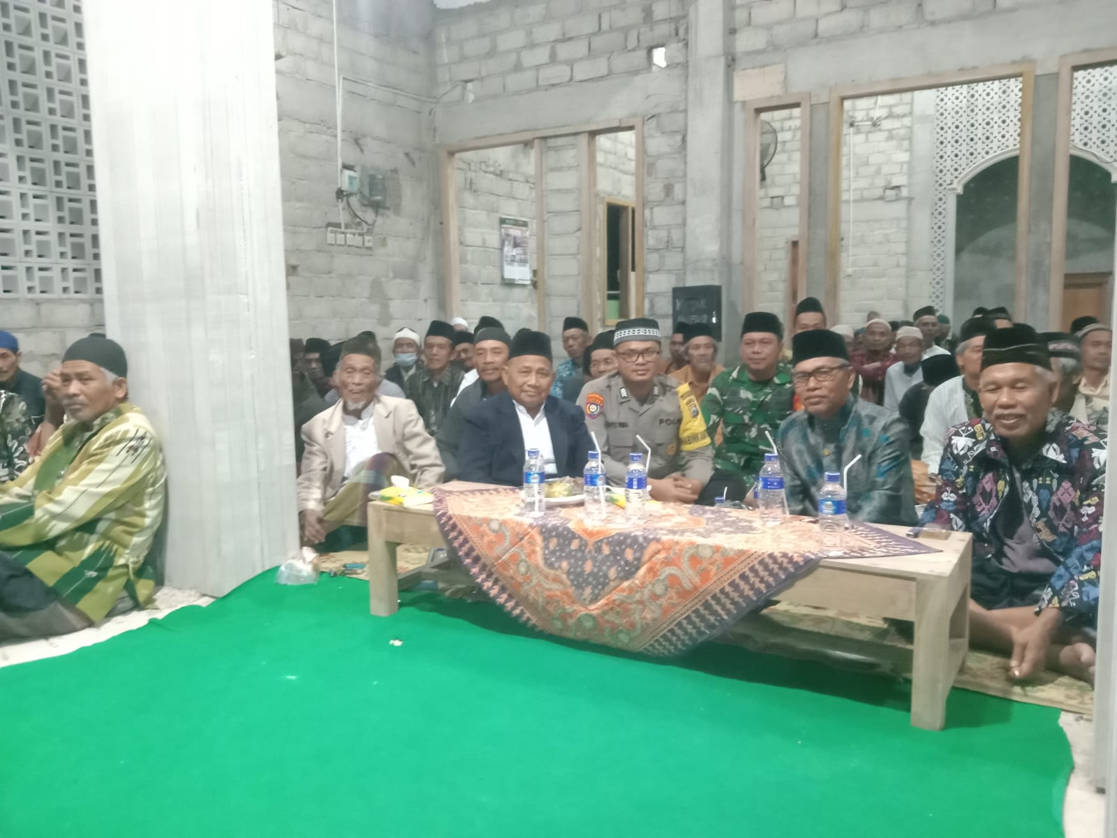 Bhabinkamtibmas Desa Krowe Polsek Lembeyan bersama tiga pilar hadiri Pengajian Umum dalam rangka Tahun Baru Islam 1448 H oleh Pemerintah Desa Krowe Kecamatan Lembeyan