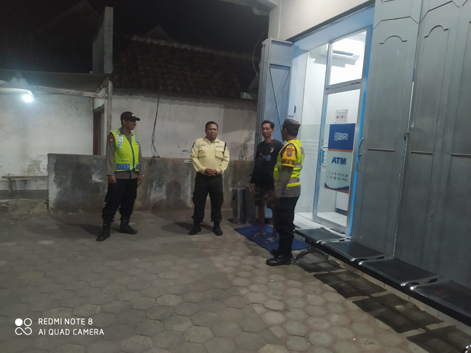 Patroli Polsek Kartoharjo Dialogis dengan Satpam BRI, Imbau Jaga Keamanan Lingkungan Perbankan