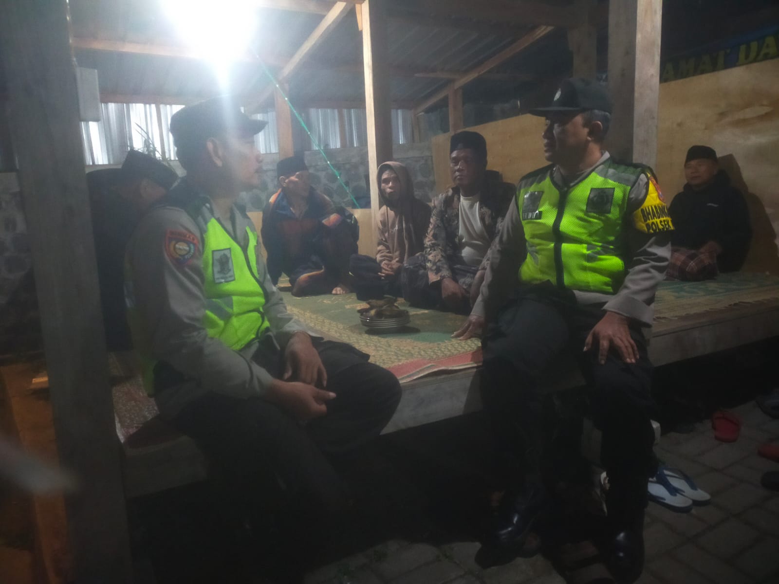 Wujud sinergitas dengan warga dalam menjaga Kamtibmas, Polsek Plaosan Sambang ke Pos Kamling