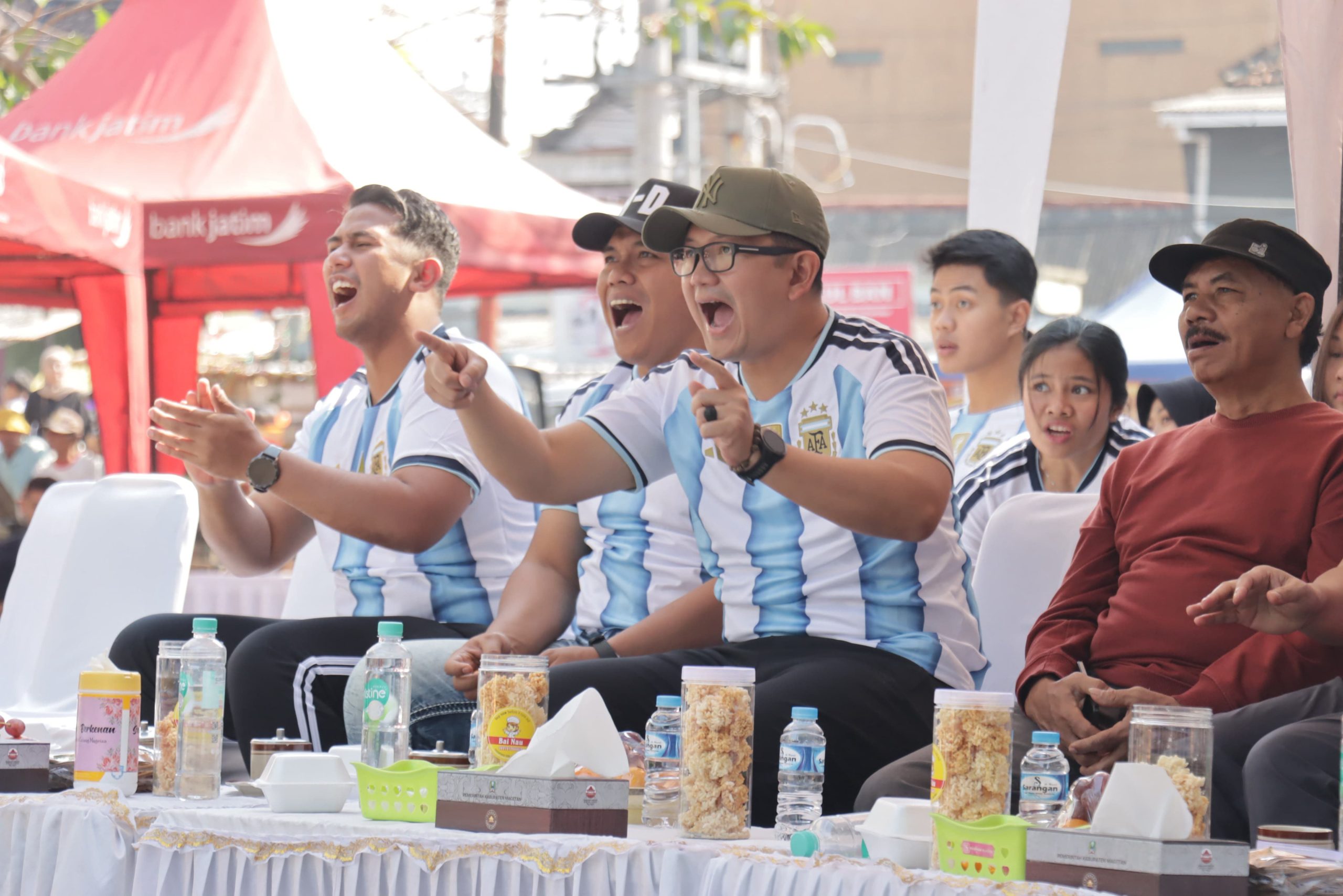 Ratusan Warga Magetan Nobar Piala Dunia FIFA 2026 Bersama Forkopimda, Semarakkan CFD dan Dongkrak UMKM Lokal