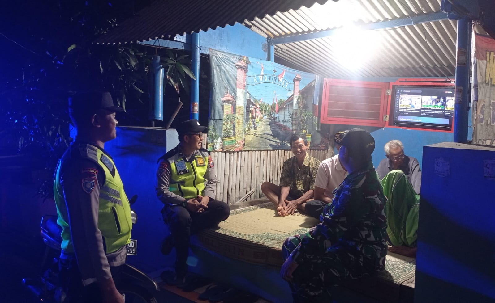 PATROLI DIALOGIS DI POSKAMLING, POLSEK PARANG POLRES MAGETAN POLDA JAWA TIMUR AJAK WARGA TINGKATKAN KEWASPADAAN CEGAH TINDAK PIDANA
