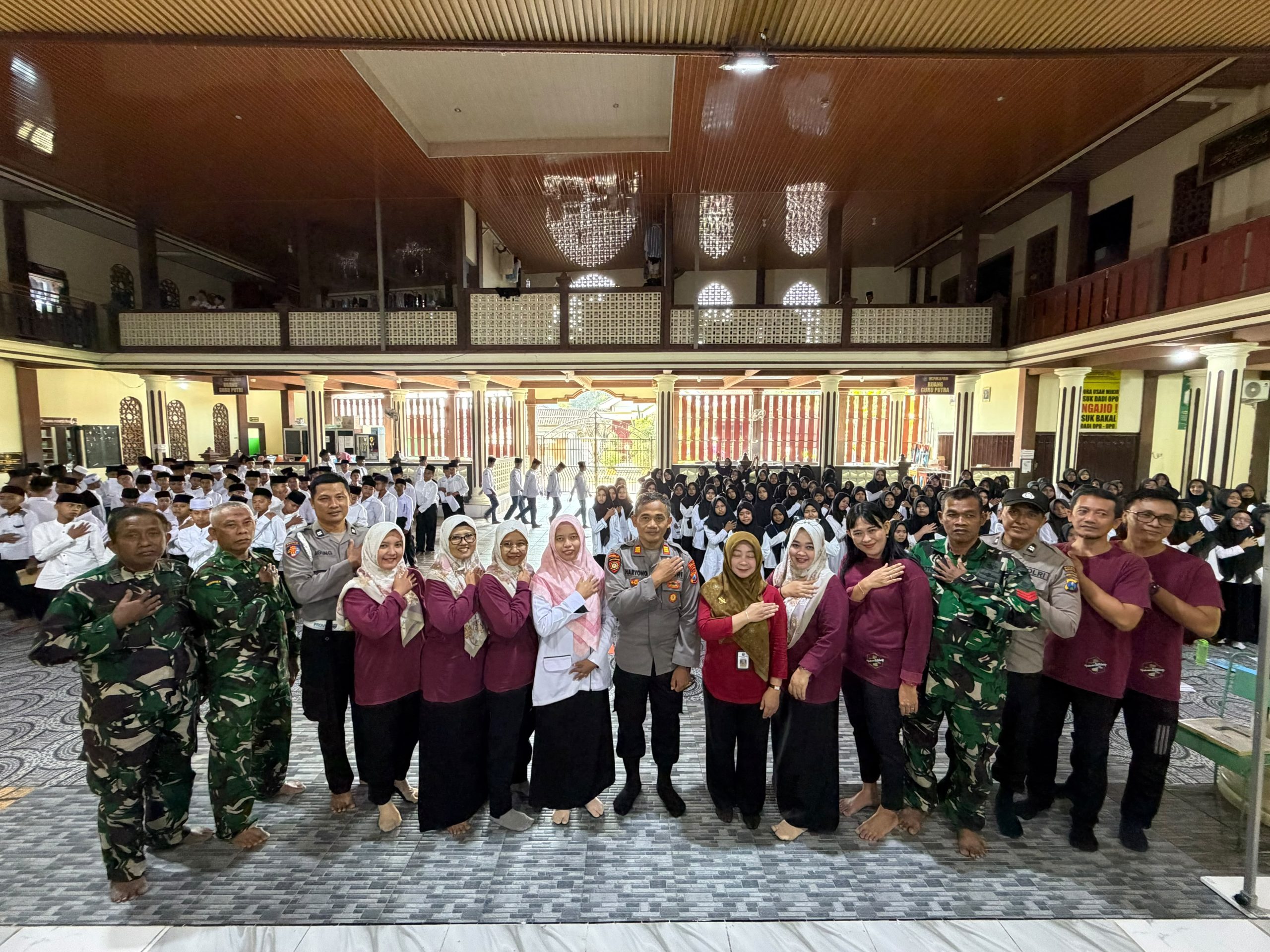 Kapolsek Kartoharjo Bersama Anggota Amankan dan Monitor Kegiatan Cek Kesehatan Gratis Pelajar di Ponpes Al-Ikhlas