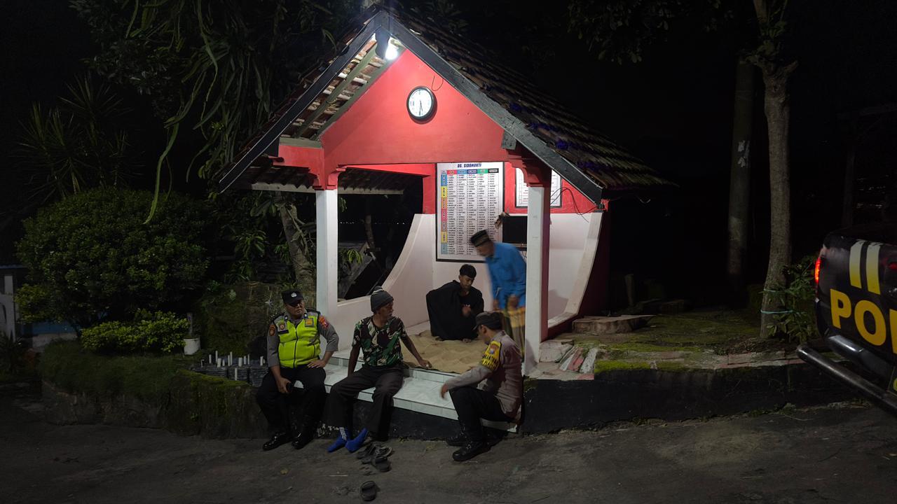 Wujud sinergitas dengan warga masyarakat dalam menjaga Kamtibmas, Polsek Plaosan Sambangi Pos Kamling