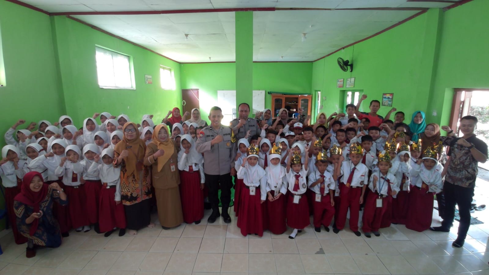 Bhabinkamtibmas Desa Klagen Gambiran Berikan Edukasi Pencegahan Bullying kepada Siswa SDN Gambiran dalam Kegiatan MPLS
