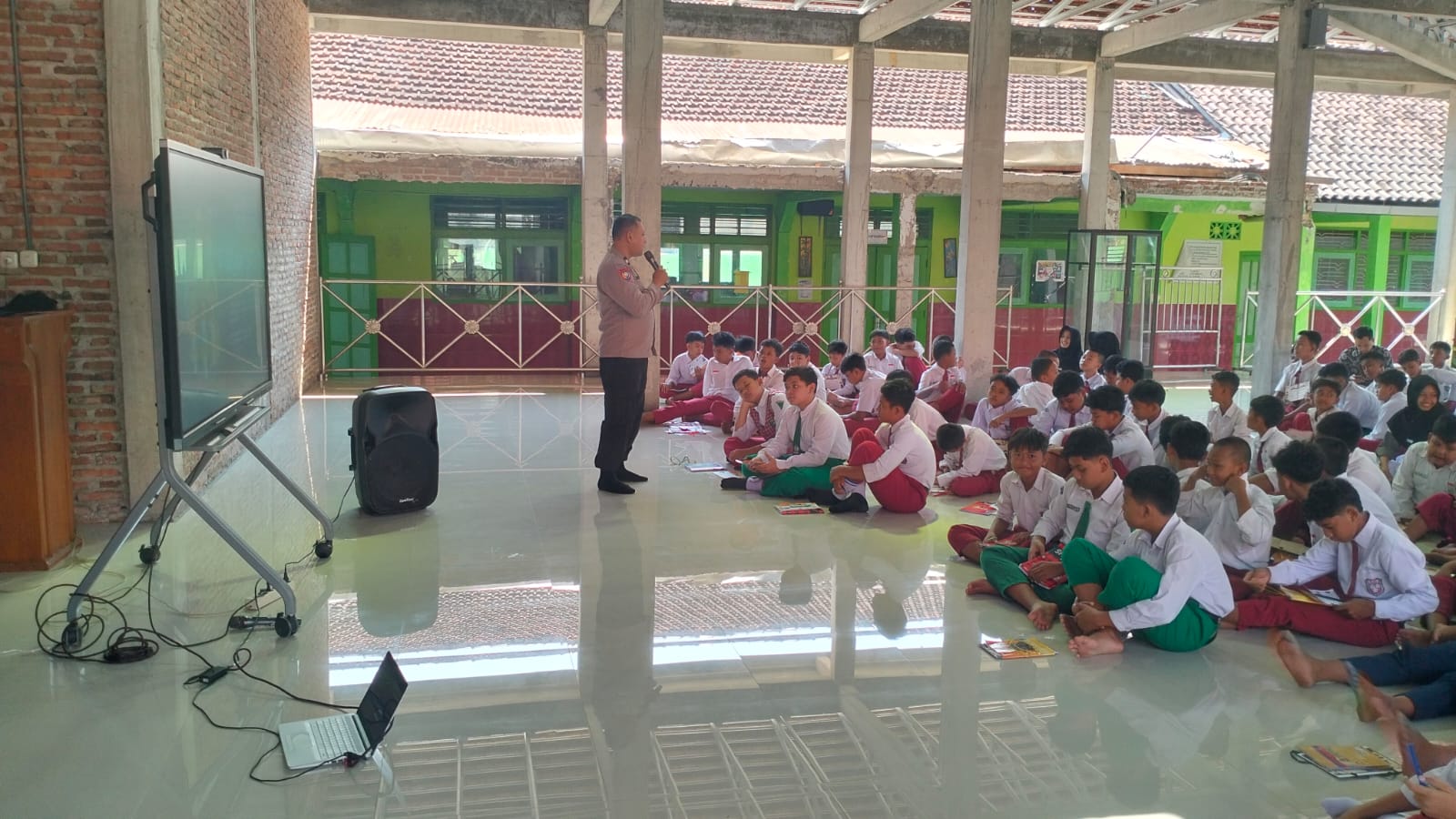 Bhabinkamtibmas Polsek Nguntoronadi Bekali Siswa Baru SMPN 1 Nguntoronadi Literasi Digital, Bahaya Narkoba, dan Kamtibmas Saat MPLS