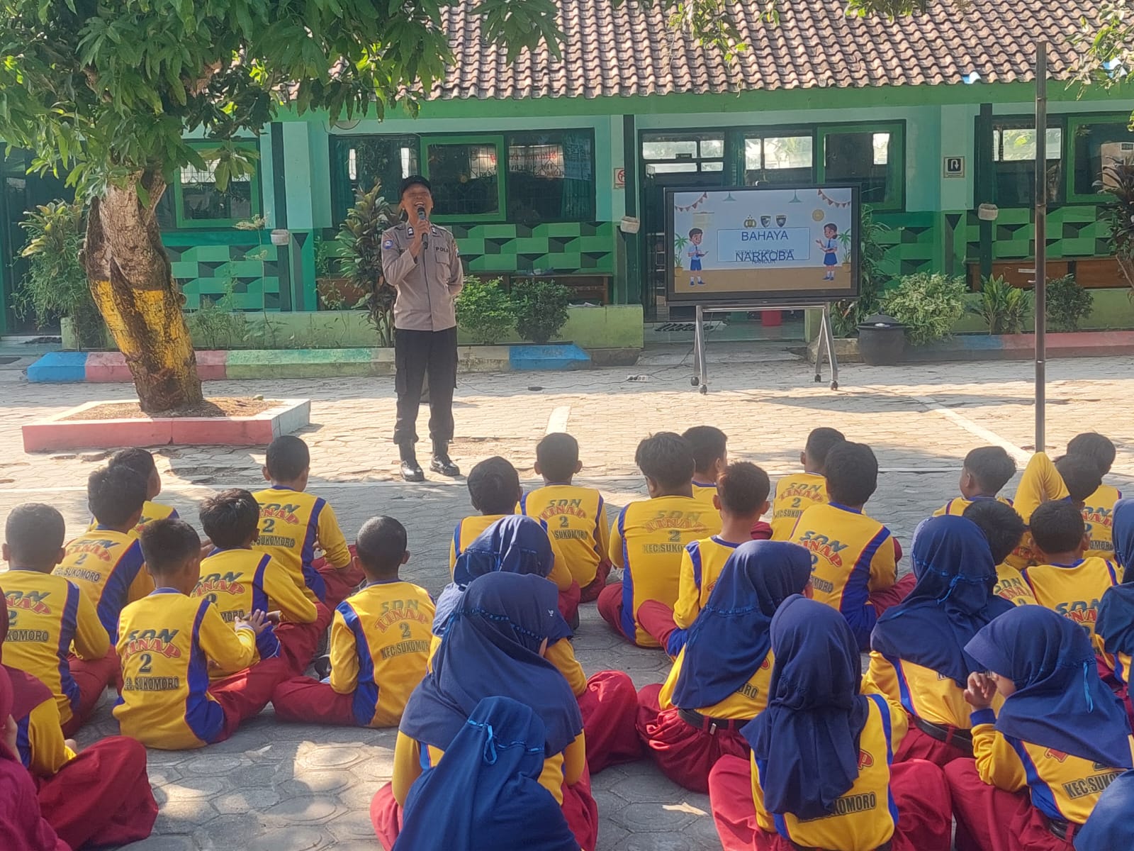 Kanit Binmas Polsek Sukomoro Bersama Bhabinkamtibmas Berikan Materi MPLS di SDN Tinap 2