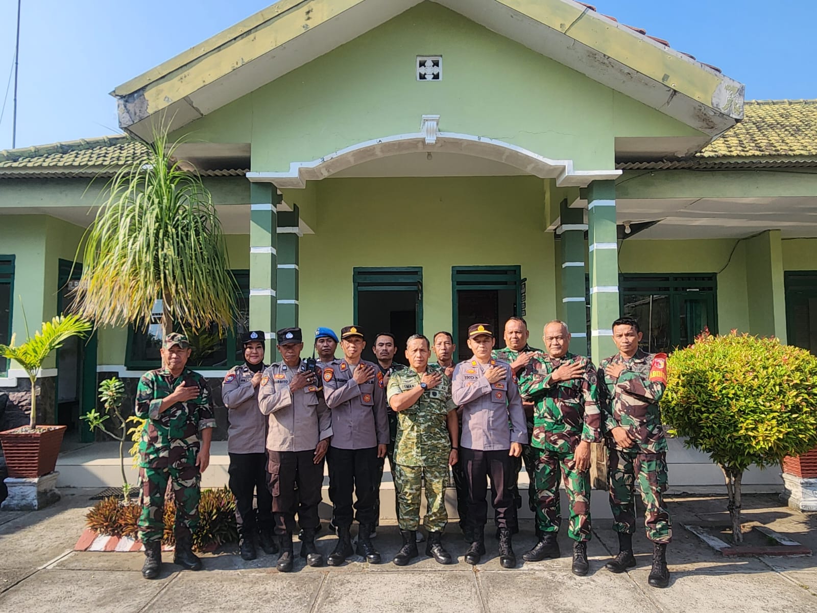 Kapolsek Sukomoro Jalin Silaturahmi ke Koramil 0804/049 Sukomoro, Perkuat Sinergitas TNI-Polri