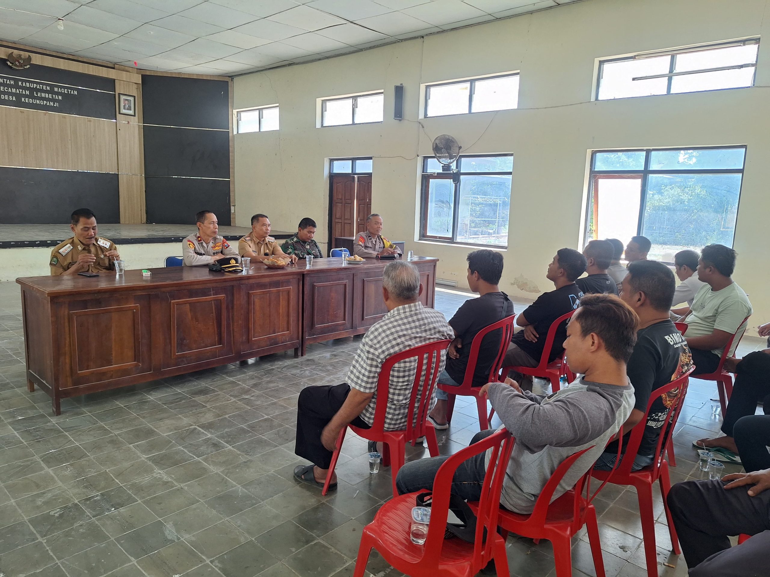 Kapolsek Lembeyan dan Forkopimca Lembeyan menjadi mediator problem solving permasalahan kandang bebek yang menimbulkan pencemaran lingkungan di Desa Kedungpanji Kecamatan Lembeyan