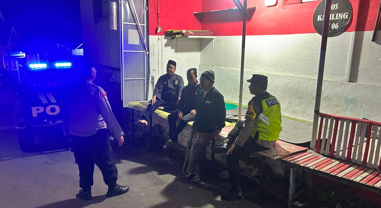 Wujud sinergitas dengan masyarakat dalam menjaga Kamtibmas di lingkungan, Polsek Plaosan Sambangi Pos Kamling
