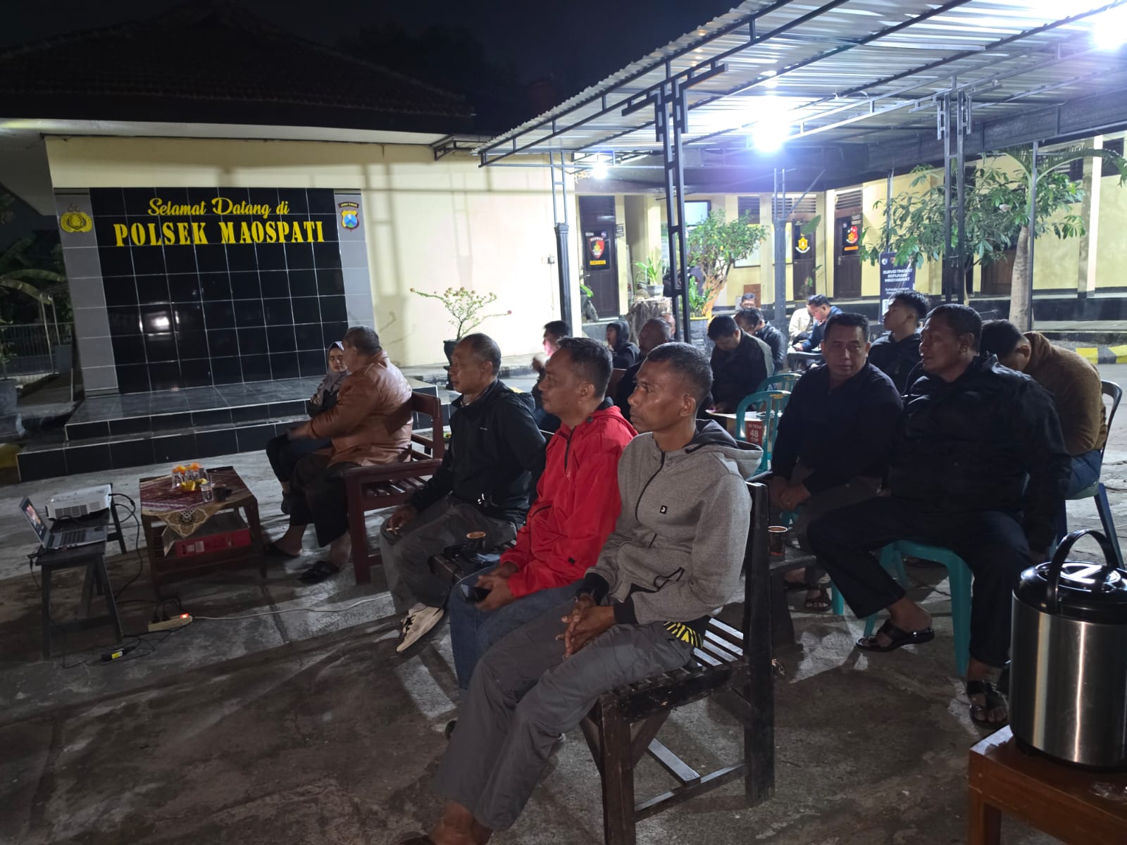 Sinergitas Polsek Maospati, Lanud Iswahjudi, dan Masyarakat Nobar Sepak Bola Dunia di Mako Polsek Maospati