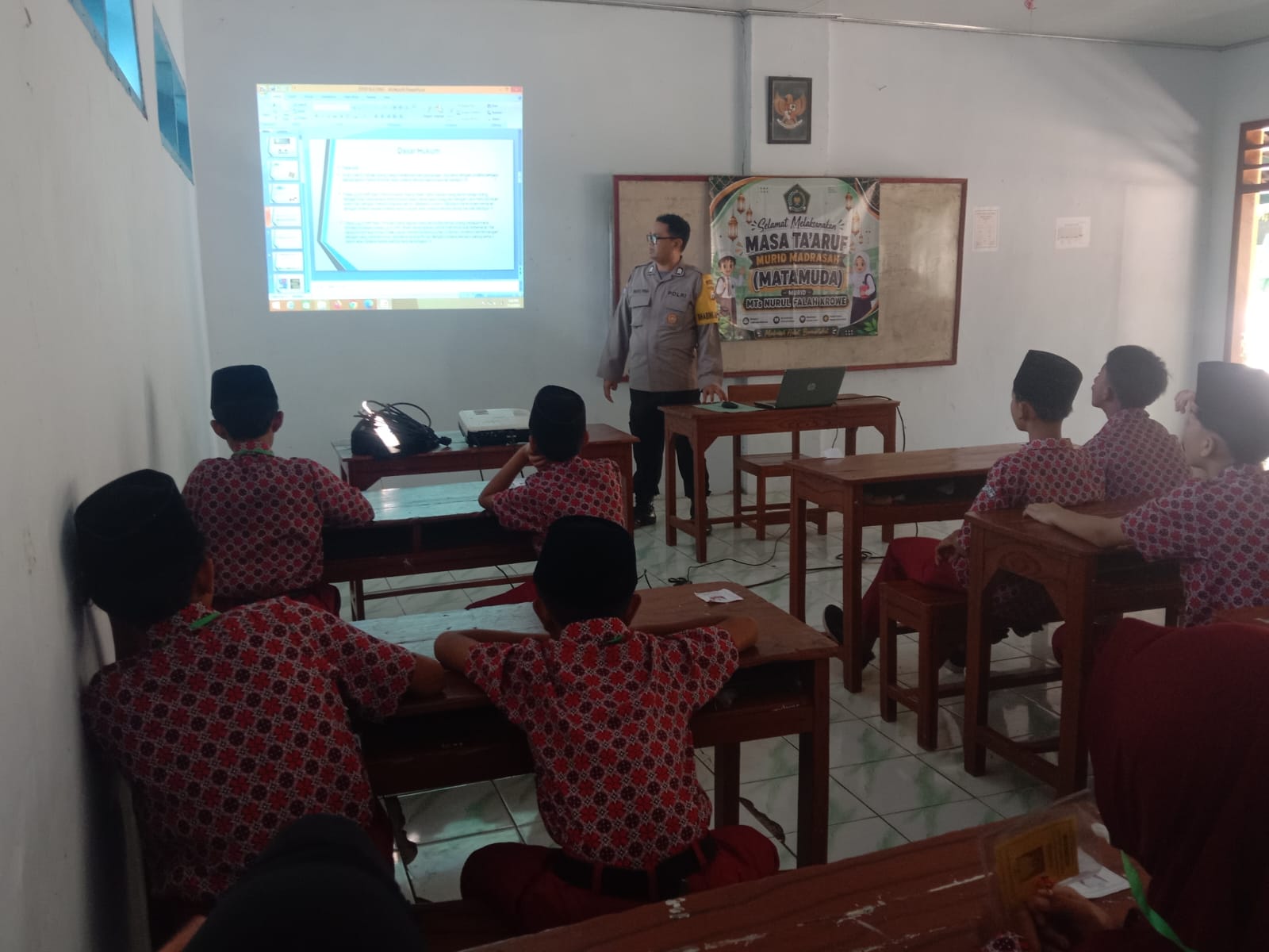 Bhabinkamtibmas Desa Krowe laksanakan sosialisasi dan penyuluhan cegah bullying dan bahaya narkotika dalam kegiatan MPLS di MTS Nurul Fallah Krowe Kecamatan Lembeyan