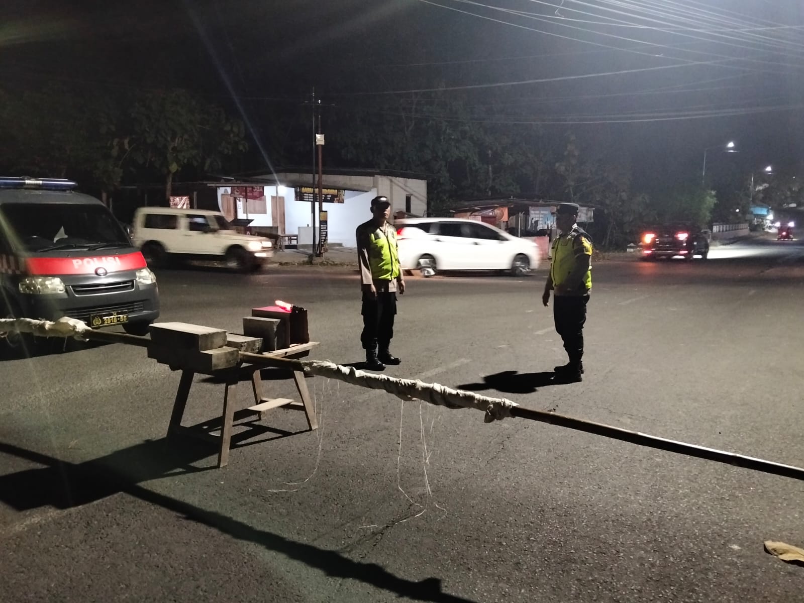 Bhabinkamtibmas Desa Tanjungsepreh Bersama Piket Jaga Laksanakan Patroli dan Monitoring Pengalihan Arus Lalu Lintas Demi Kelancaran Kegiatan Masyarakat