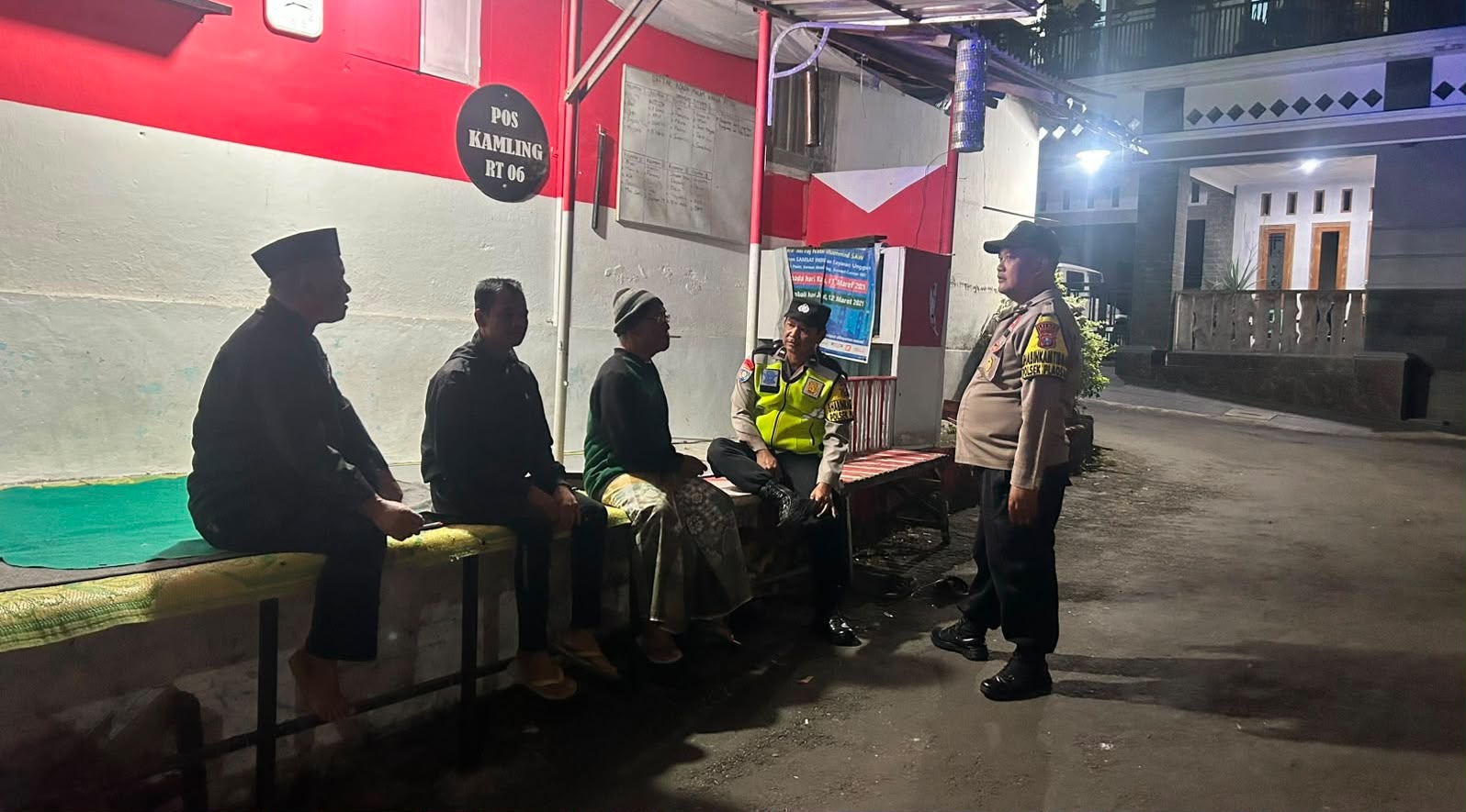 Wujud sinergitas dengan warga dalam menjaga Kamtibmas lingkungan, Anggota Polsek Plaosan Sambangi Pos Kamling