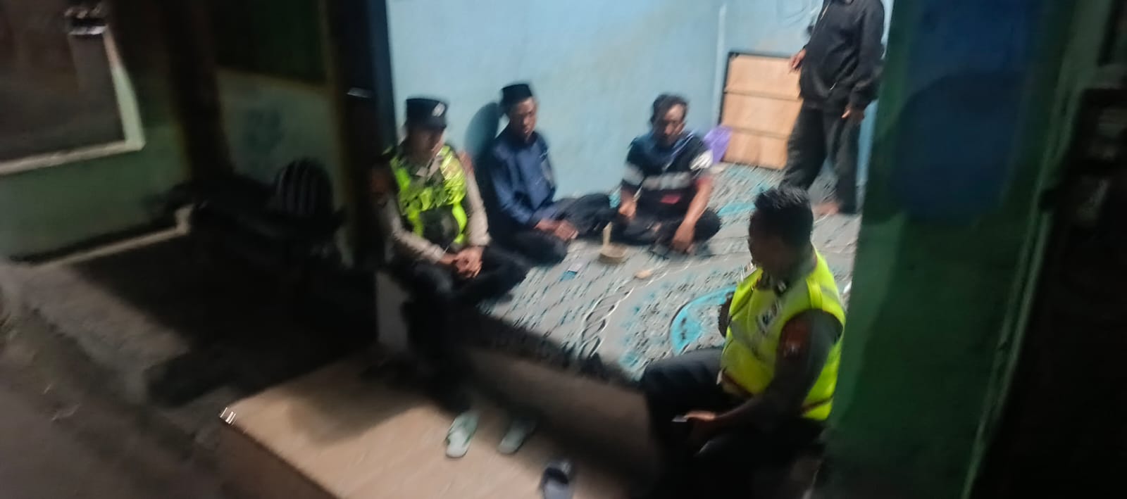 Wujud sinergitas dengan warga dalam menjaga Kamtibmas di lingkungan, Anggota Polsek Plaosan Sambangi Pos Kamling