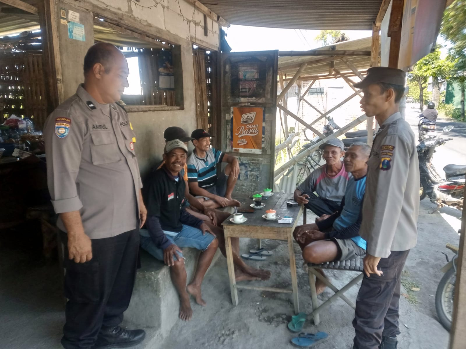 Patroli Dialogis di Warung Desa Jeruk, Polsek Kartoharjo Ingatkan Warga Waspada Penipuan Online dan Pencurian Hasil Panen