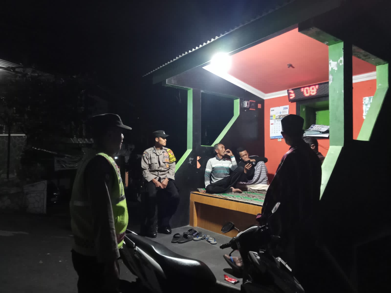 Wujud sinergitas dengan masyarakat dalam menjaga Kamtibmas di lingkungan, Anggota Polsek Plaosan Sambang ke Pos Kamling