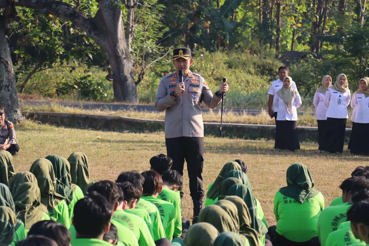 Ratusan Siswa Baru SMKN 1 dan SMAN 3 Magetan Ikuti Pembinaan Karakter dari Kapolres Magetan