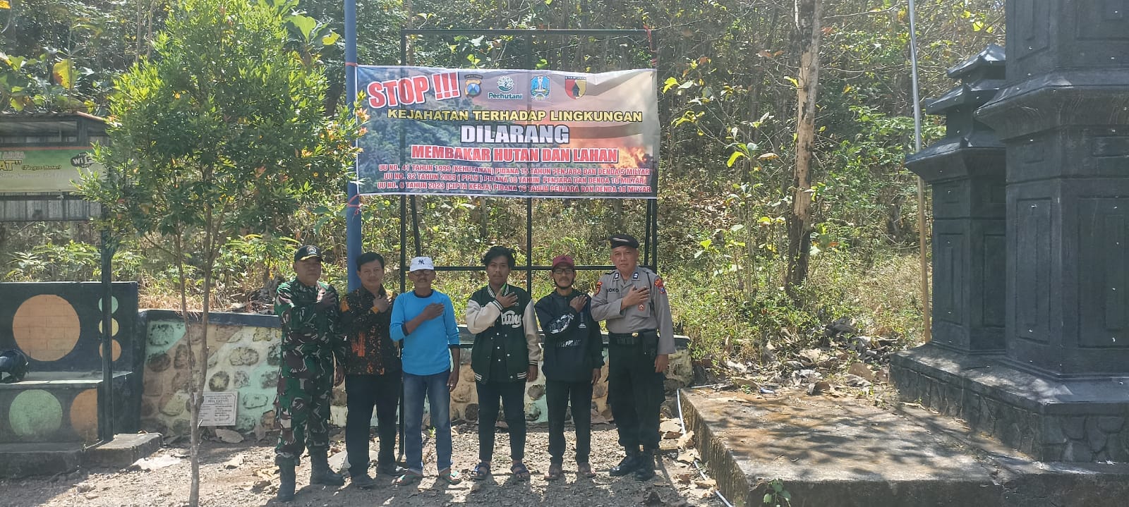 Polsek Parang Polres Magetan Polda Jawa Timur  Bersama Warga Desa Nglopang Pasang Banner Pencegahan Karhutla, Ajak Masyarakat Jaga Kelestarian Lingkungan