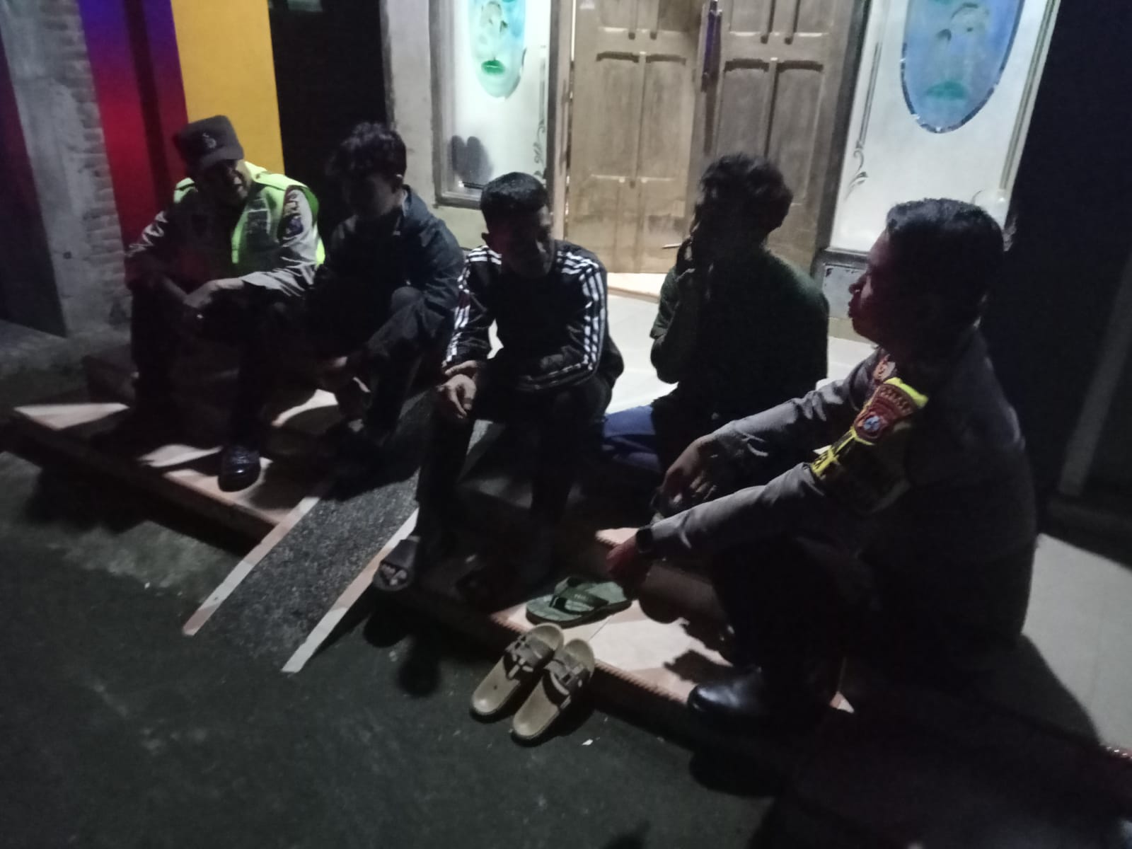 Wujud sinergitas dengan masyarakat dalam menjaga Kamtibmas, Anggota Polsek Plaosan Sambang ke Pos Kamling di Desa