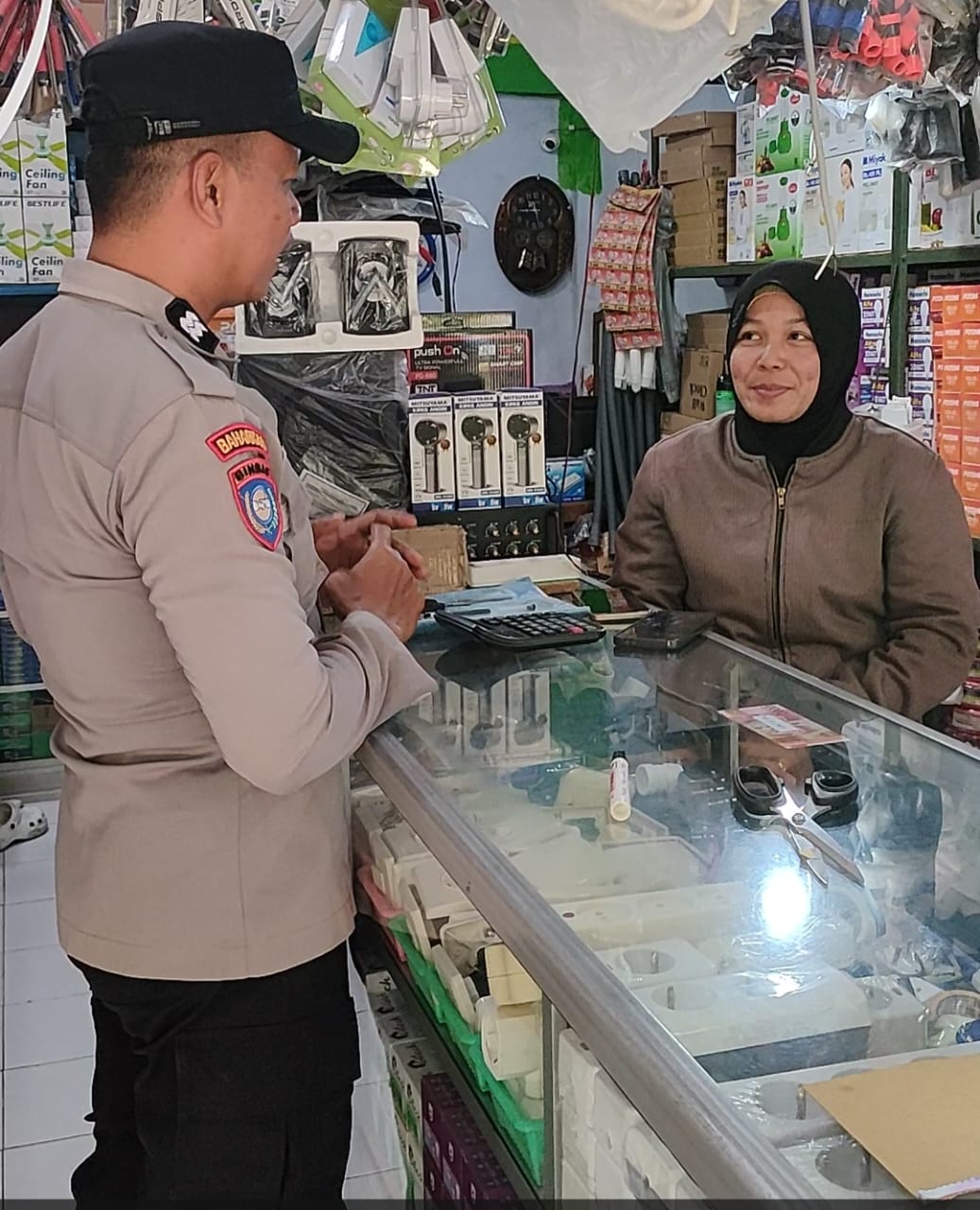 BHABINKAMTIBMAS DESA JOKETRO SOSIALISASIKAN LAYANAN CALL CENTER POLRI 110, AJAK MASYARAKAT AKTIF JAGA KAMTIBMAS